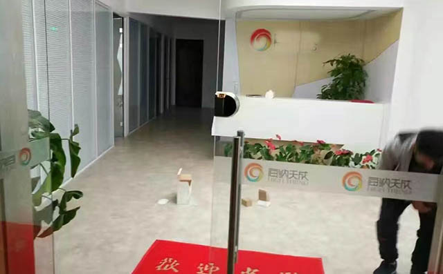 玻璃狗指纹锁安装现场