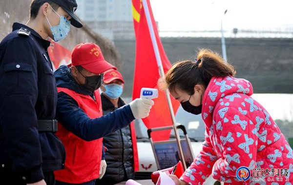 居民进行出入登记和体温检测