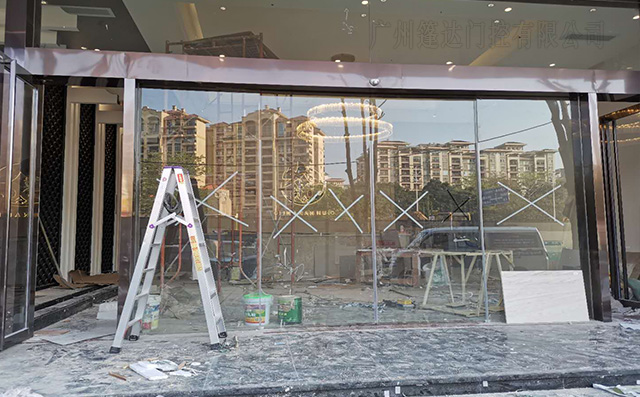 沐足会所自动感应门安装调试