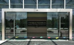 自动门碰撞到一起,自动门两块玻璃相撞或对撞